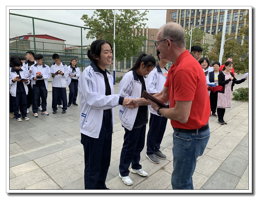 加方校长Mr.White为一等奖获得者颁奖.jpg