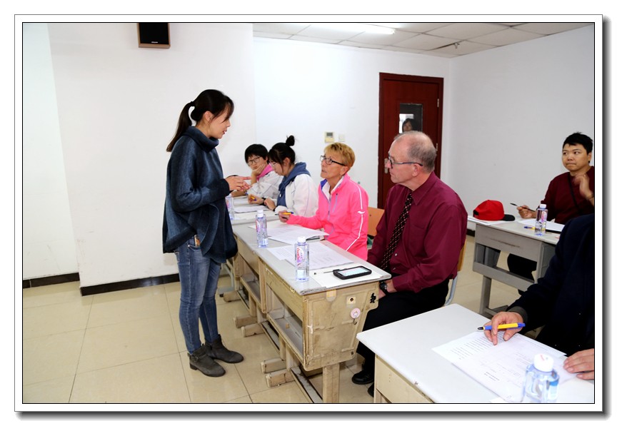 王主任向外籍教师评委解释评分标准.JPG