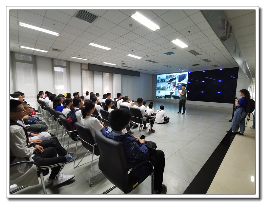 3.走进社科院.jpg