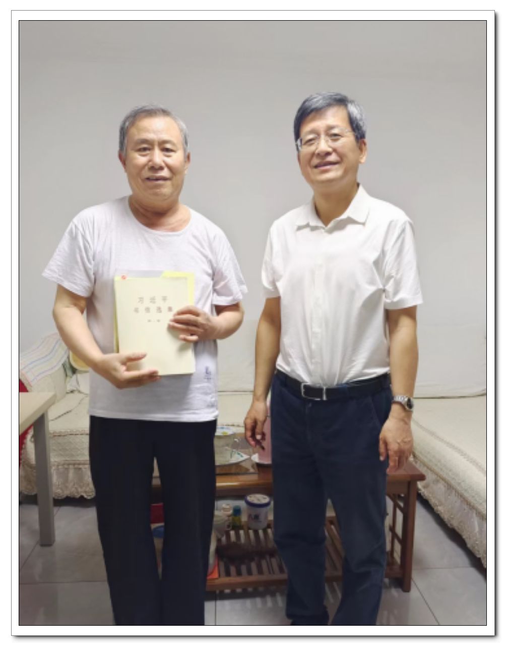 6.28新闻：学校党委为张志远副校长颁发“光荣在党50年”纪念章360.jpg