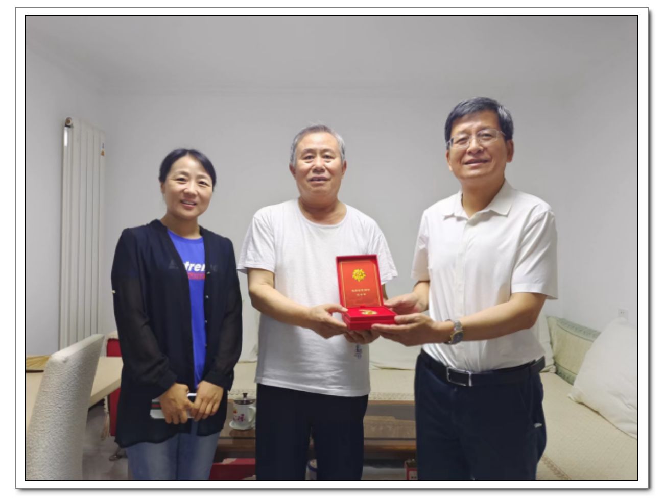 6.28新闻：学校党委为张志远副校长颁发“光荣在党50年”纪念章426.jpg